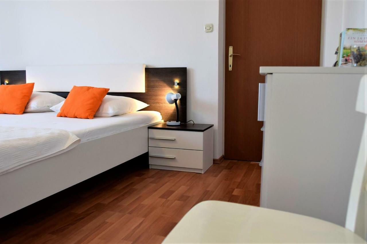 Miramar Apartments Banjol ภายนอก รูปภาพ